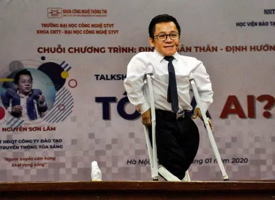 Chàng trai Nguyễn Sơn Lâm chỉ cao 1m. (Ảnh: Internet) Chàng trai Nguyễn Sơn Lâm chỉ cao 1m. (Ảnh: Internet)