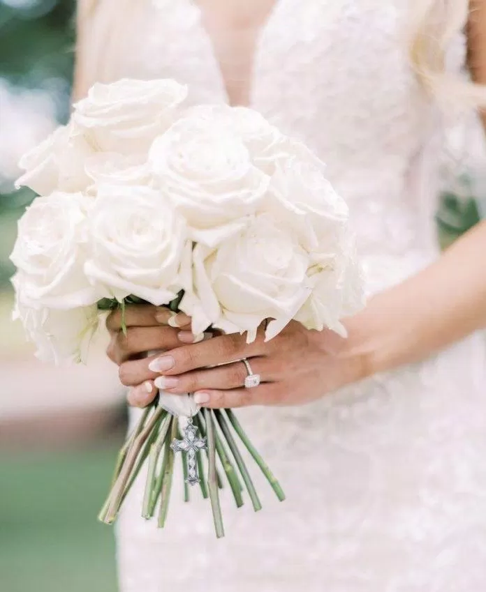 Ý nghĩa của hoa hồng trắng trong đám cưới