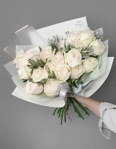 Hoa hồng trắng trong bữa tiệc tốt nghiệp tượng trưng cho sự khởi đầu của một hành trình mới