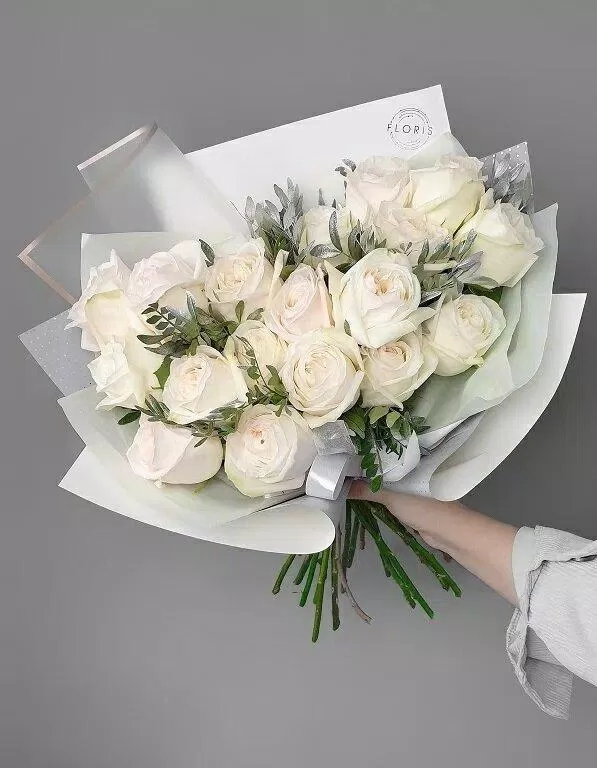 Hoa hồng trắng trong bữa tiệc tốt nghiệp tượng trưng cho sự khởi đầu của một hành trình mới