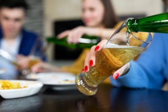 Khả năng chuyển hóa rượu của gan bị suy yếu kết hợp với lượng nước trong cơ thể giảm (Nguồn: Internet).