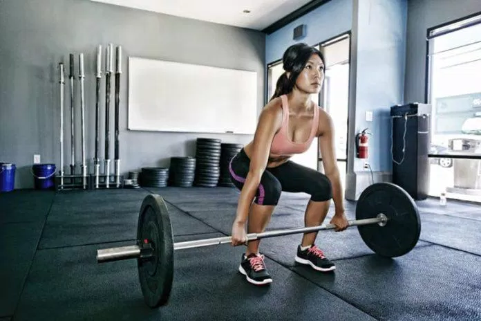 Đẩy hông quá xa về phía trước khi thực hiện bài tập Deadlift (Ảnh: Internet) Đẩy hông quá xa về phía trước khi thực hiện bài tập Deadlift (Ảnh: Internet)