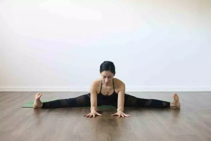 Seated Straddle - Tư thế xoạc chân gập người (Ảnh: Internet) Seated Straddle - Tư thế xoạc chân gập người (Ảnh: Internet)