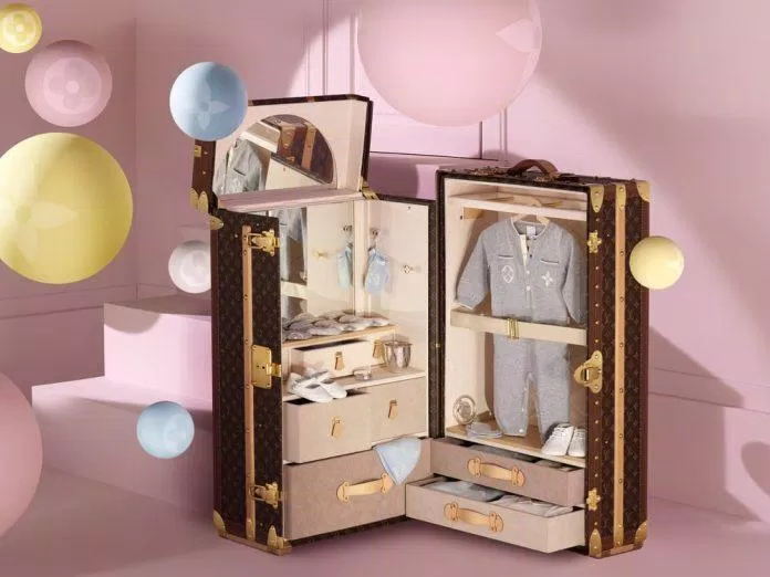 Louis Vuitton đã đặt bước tiến đầu tiên vào phân khúc trẻ sơ sinh bằng cách ra mắt bộ sưu tập dành riêng cho trẻ từ 3 đến 12 tháng tuổi (Ảnh: Internet) Louis Vuitton đã đặt bước tiến đầu tiên vào phân khúc trẻ sơ sinh bằng cách ra mắt bộ sưu tập dành riêng cho trẻ từ 3 đến 12 tháng tuổi (Ảnh: Internet)
