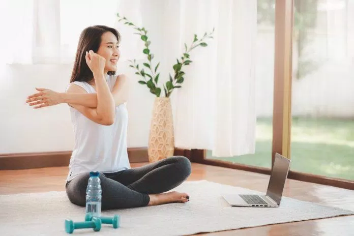 Tập các bài tập thể dục nhẹ nhàng trước khi đi ngủ (Nguồn: Internet) Tập các bài tập thể dục nhẹ nhàng trước khi đi ngủ (Nguồn: Internet)