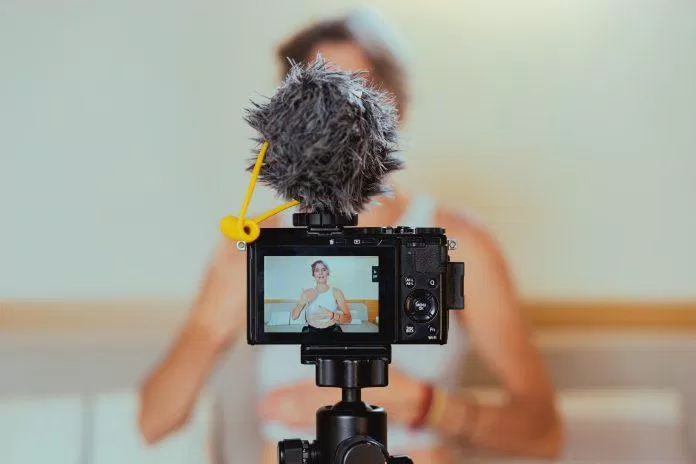 De-influencing mô tả xu hướng truyền thông xã hội khi influencer phản ánh những điểm còn hạn chế của một sản phẩm hay dịch vụ (Ảnh: Internet) De-influencing mô tả xu hướng truyền thông xã hội khi influencer phản ánh những điểm còn hạn chế của một sản phẩm hay dịch vụ (Ảnh: Internet)