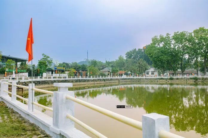 Hồ thung mây mang vẻ đẹp thổn thức (Ảnh: Phủ quỳ media) Hồ thung mây mang vẻ đẹp thổn thức (Ảnh: Phủ quỳ media)