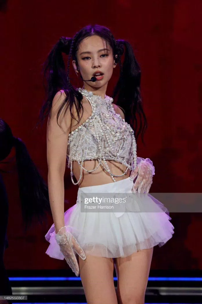 Jennie dù gặp sự cố trang phục nhưng xử lí vô cùng chuyên nghiệp (Ảnh: Internet)