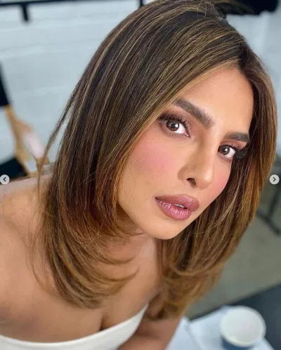 Nữ diễn viên Ấn Độ Priyanka Chopra xinh đẹp trong kiểu Layered Choppy Bob (Nguồn: Instagram/@priyankachopra)