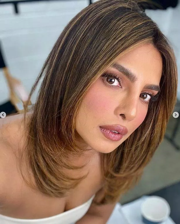Nữ diễn viên Ấn Độ Priyanka Chopra xinh đẹp trong kiểu Layered Choppy Bob (Nguồn: Instagram/@priyankachopra)