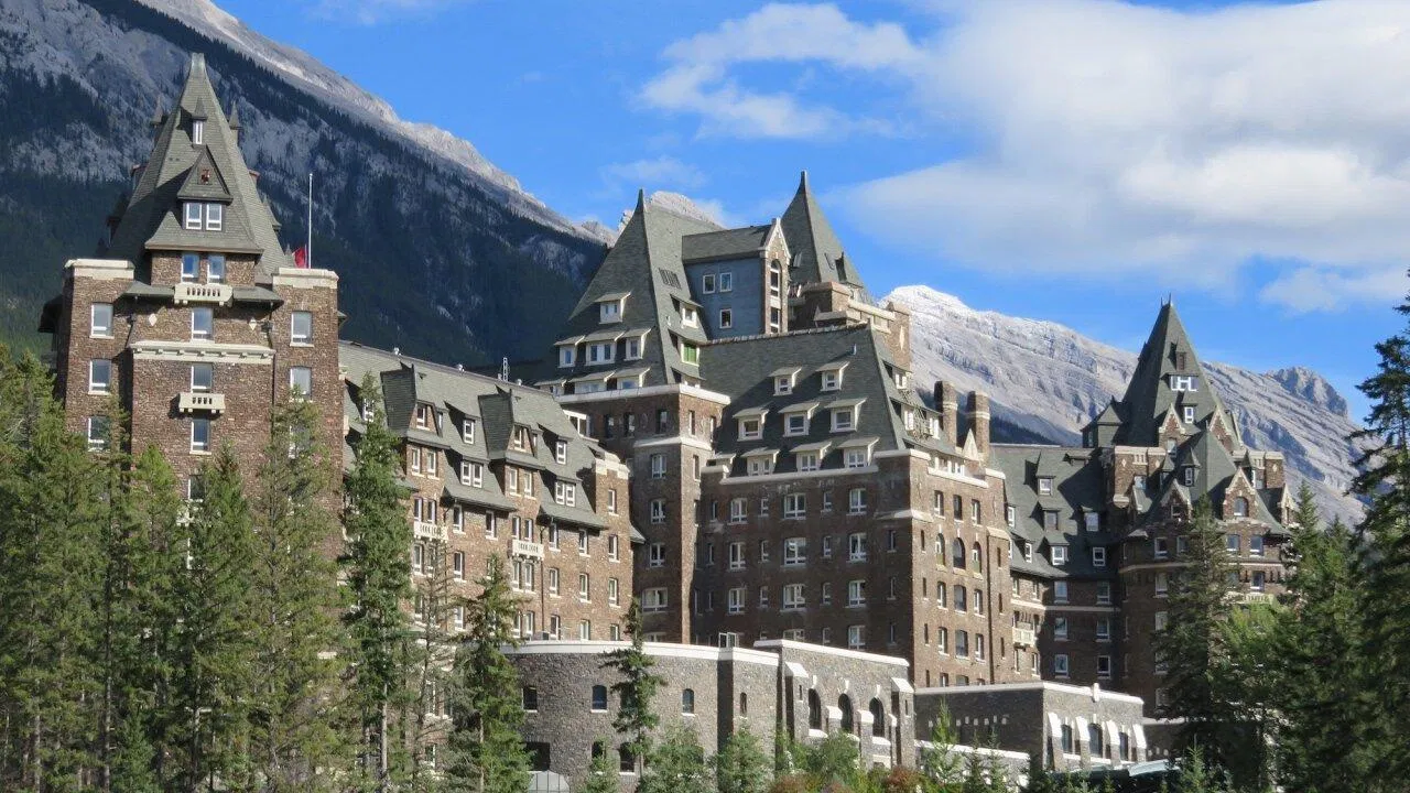 Nhân viên của khách sạn Banff Springs ở Canada đã sáng tạo ra một chiến dịch truyền thông trên mạng xã hội với mục đích tăng cường kết nối với cộng đồng (Ảnh: Internet) Nhân viên của khách sạn Banff Springs ở Canada đã sáng tạo ra một chiến dịch truyền thông trên mạng xã hội với mục đích tăng cường kết nối với cộng đồng (Ảnh: Internet)