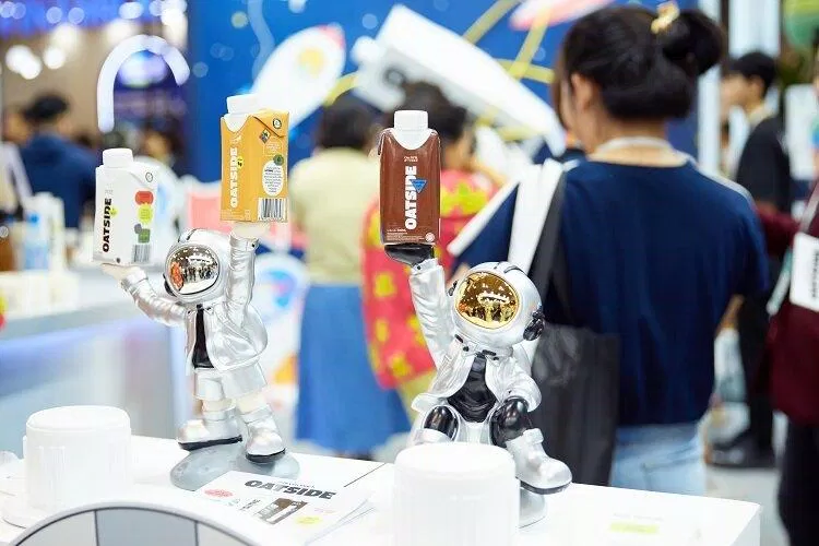 Tàu vũ trụ Oatside là một quầy bar mở, nơi khách tham quan sẽ được nếm thử miễn phí hai loại nước đặc trưng của “hành tinh” này đó là sữa yến mạch Oatside và cà phê Cold brew sữa gấu (Ảnh: Internet) Tàu vũ trụ Oatside là một quầy bar mở, nơi khách tham quan sẽ được nếm thử miễn phí hai loại nước đặc trưng của “hành tinh” này đó là sữa yến mạch Oatside và cà phê Cold brew sữa gấu (Ảnh: Internet)