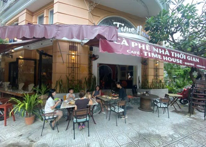 Không gian bên ngoài của quán. (Ảnh: Internet)