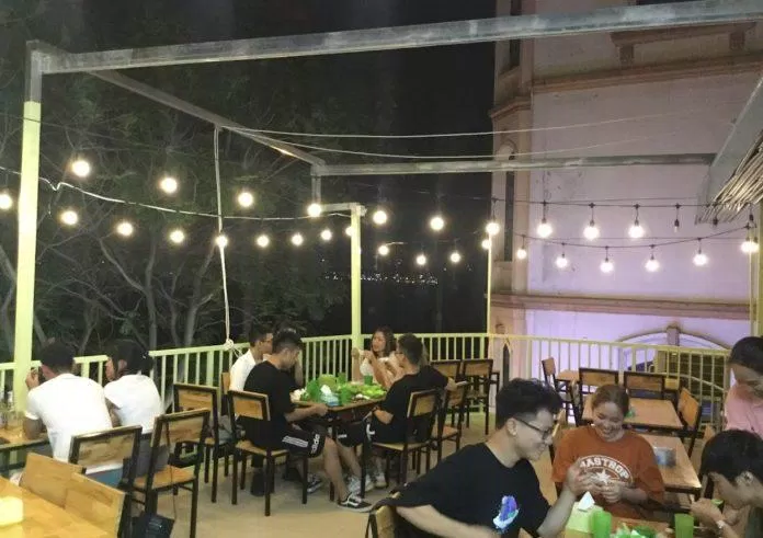 Không gian tầng hai của quán. (Ảnh: Internet)