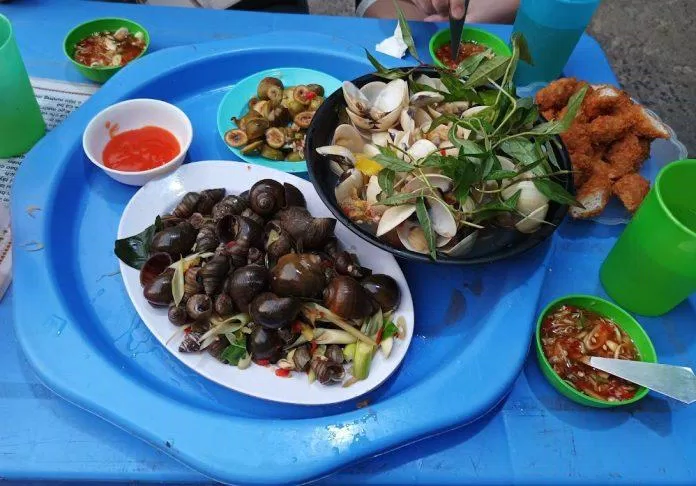 Món ốc và ngao hấp dẫn của quán. (Ảnh: Internet)