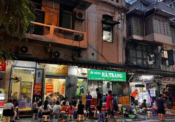 Không gian vỉa hè của quán. (Ảnh: Internet)