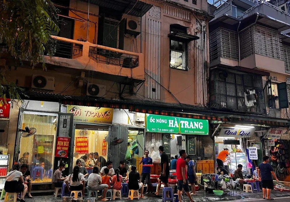 Không gian vỉa hè của quán. (Ảnh: Internet)