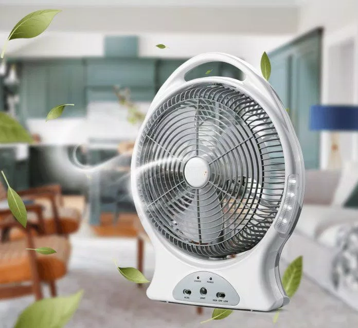 Không nên vừa sử dụng quạt tích điện vừa sạc pin vì rất nguy hiểm. (Ảnh: Internet)