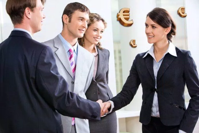 Mục đích của việc chào hỏi là giới thiệu bản thân bạn, tạo ấn tượng tốt, khiến người mua thoải mái (Ảnh: Internet) Mục đích của việc chào hỏi là giới thiệu bản thân bạn, tạo ấn tượng tốt, khiến người mua thoải mái (Ảnh: Internet)