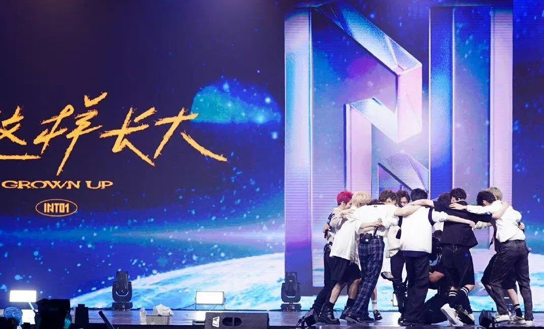 Các thành viên INTO1 ấm áp ppm lấy nhau