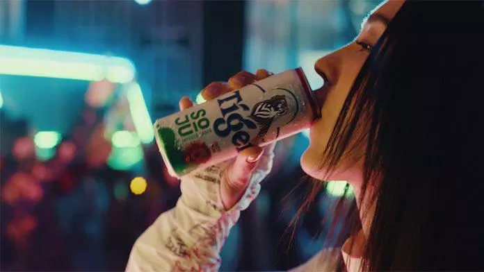 Tiger Soju Infused Lager lấy cảm hứng từ những nét văn hoá đặc sắc của Hàn Quốc cùng với hương vị soju trái cây đang ngày càng phổ biến. Sự kết hợp độc đáo này đánh dấu bước đột phá của Tiger Beer trong việc sáng tạo ra những sản phẩm và trải nghiệm mới (Ảnh: Internet) Tiger Soju Infused Lager lấy cảm hứng từ những nét văn hoá đặc sắc của Hàn Quốc cùng với hương vị soju trái cây đang ngày càng phổ biến. Sự kết hợp độc đáo này đánh dấu bước đột phá của Tiger Beer trong việc sáng tạo ra những sản phẩm và trải nghiệm mới (Ảnh: Internet)