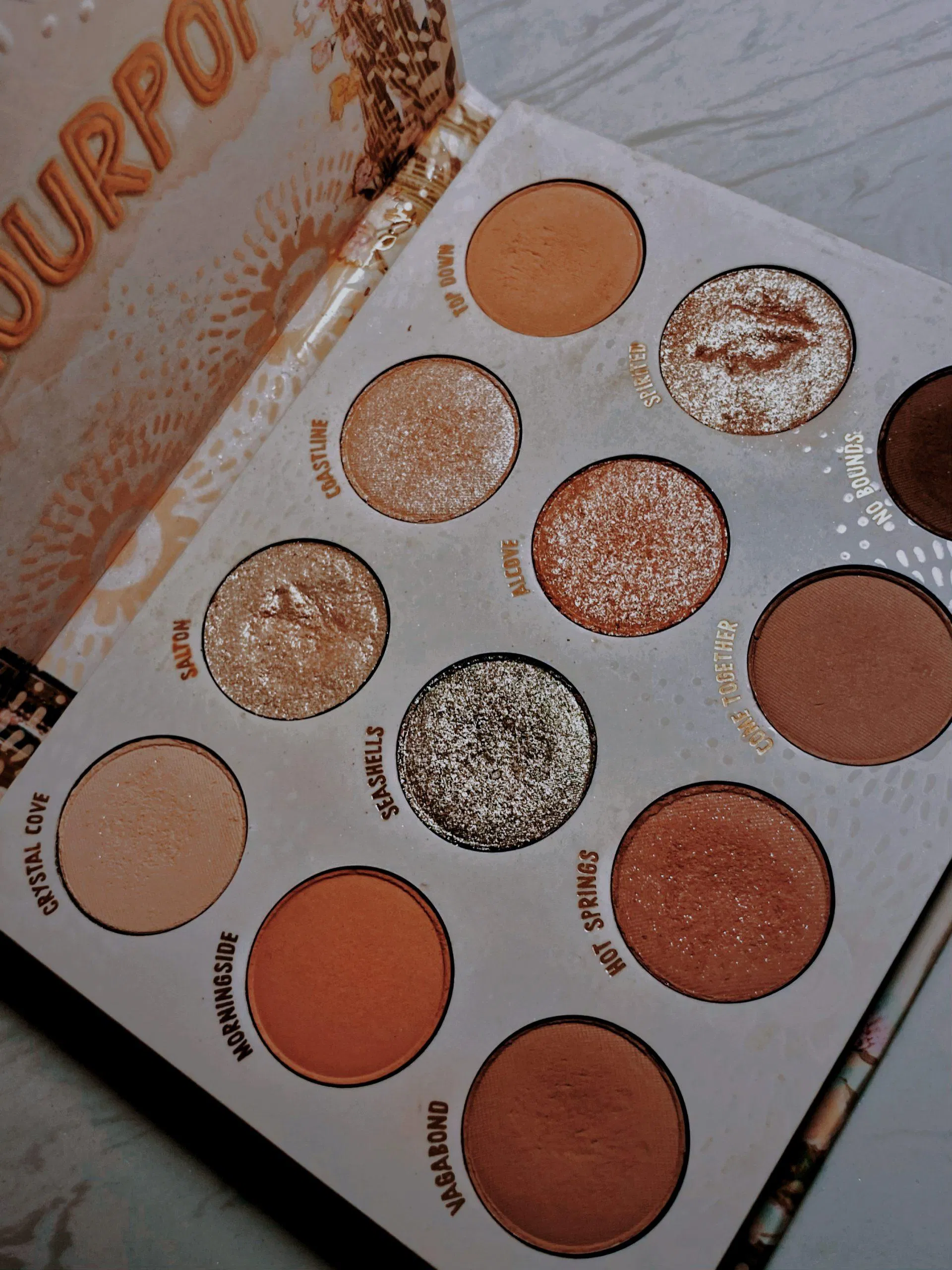 Bảng phấn mắt Colourpop Wild Nothing Eyeshadow Palette cân bằng giữa tone màu ấm và lạnh, giúp nàng dễ dàng phối hợp để tạo nên style makeup phù hợp với bản thân (nguồn: Minh Như)