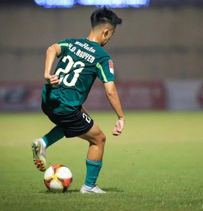 Vĩnh Nguyên: "Việc không có tên trong danh sách tập trung U22 Việt Nam chuẩn bị cho SEA Games 32 tất nhiên là tôi cảm thấy hơi tiếc, nhưng vẫn phải tôn trọng quyết định của thầy." (Ảnh: Internet) Vĩnh Nguyên: "Việc không có tên trong danh sách tập trung U22 Việt Nam chuẩn bị cho SEA Games 32 tất nhiên là tôi cảm thấy hơi tiếc, nhưng vẫn phải tôn trọng quyết định của thầy." (Ảnh: Internet)