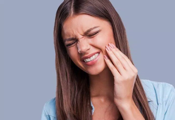 Mật độ xương thấp hơn có thể dẫn đến các đường viền nướu trong miệng (Nguồn: Internet).