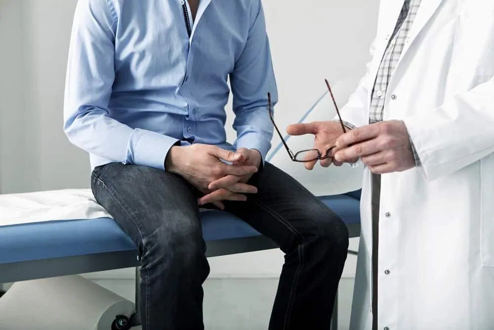 Các triệu chứng chính của phì đại tuyến tiền liệt là khó tiểu và đau khi lên đỉnh (Nguồn: Internet).