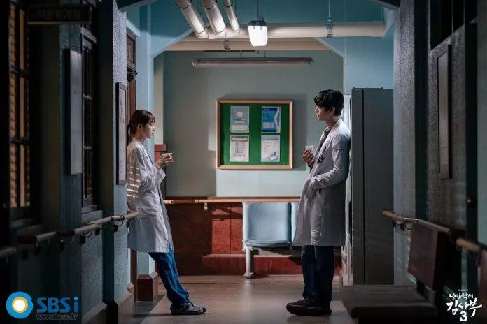 Woo-Jin và Sung-Kyung gặp cùng nhau vượt qua mọi nỗi sợ, lo lắng khi làm việc trong bệnh viện Doldam (nguồn: internet)