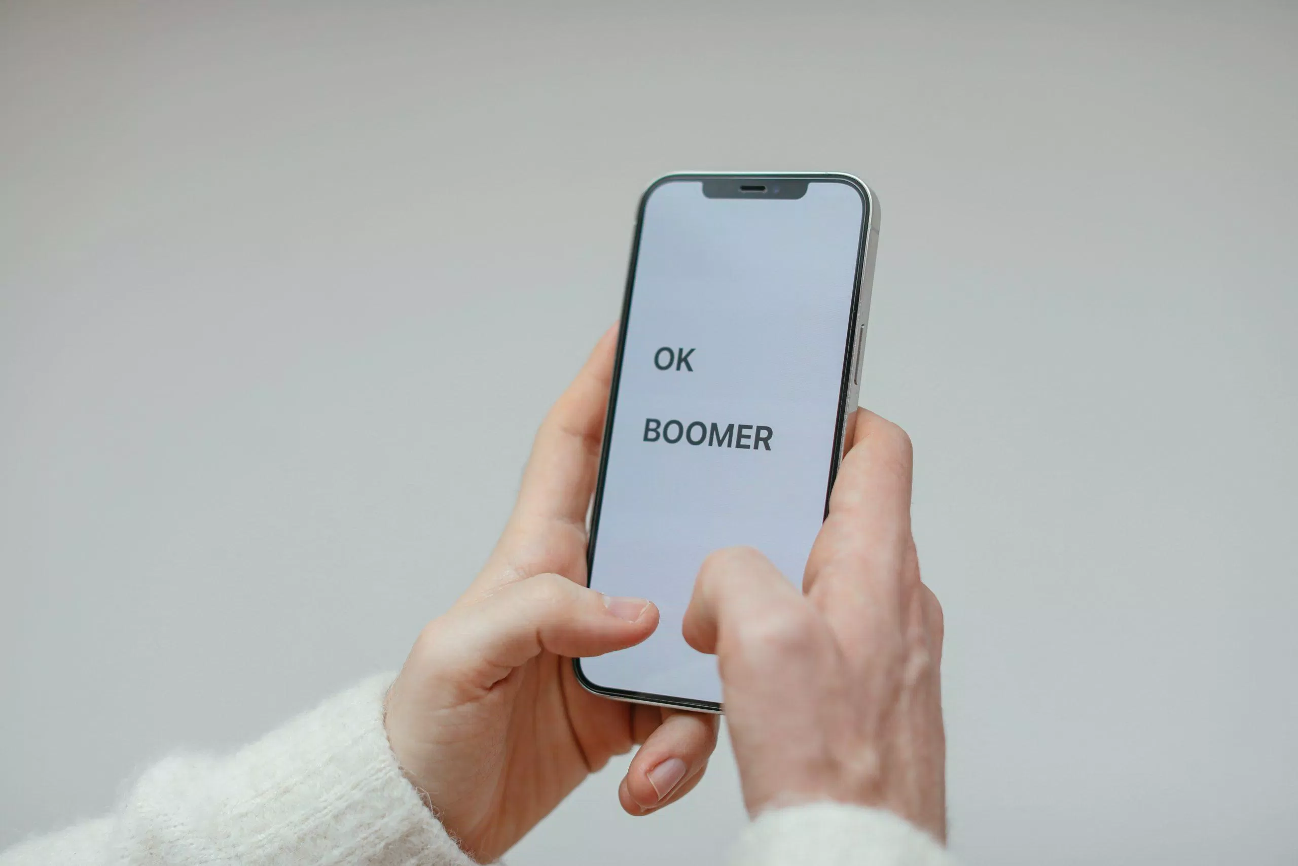 Thế hệ Baby Boomers nghi ngờ việc mua sắm qua mạng xã hội, nên các thương hiệu có thể lựa chọn tập trung vào các kênh khác như quảng cáo truyền hình và công cụ tìm kiếm (Ảnh: Internet)