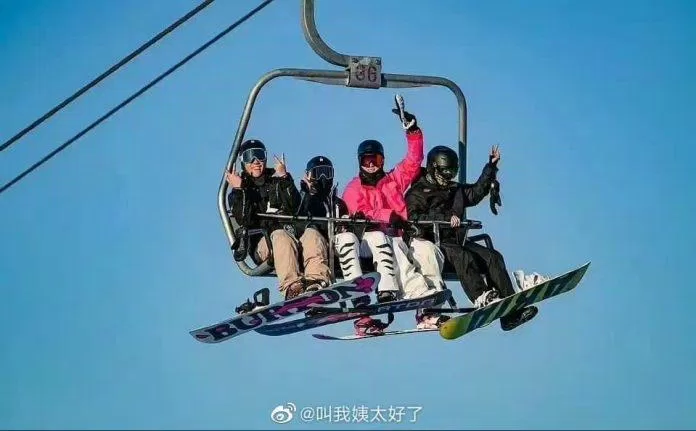 Hình ảnh được cho là Dương Dương và Vương Sở Nhiên đi trượt tuyết cùng nhau (Nguồn: Internet)