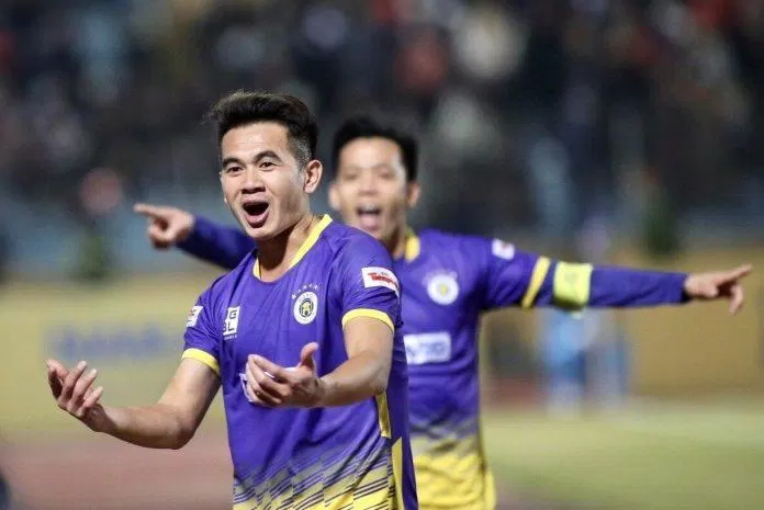 Trần Văn Kiên là một cầu thủ trẻ tuổi tài năng. Hiện Văn Kiên đang chơi ở vị trí hậu vệ cánh phải cho câu lạc bộ bóng đá Hà Nội (Ảnh: Internet)
