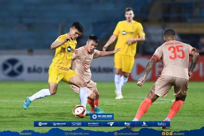 Thắng chung cuộc 2-1, CAHN trở lại vị trí thứ 2 trên BXH (Ảnh: Internet) Thắng chung cuộc 2-1, CAHN trở lại vị trí thứ 2 trên BXH (Ảnh: Internet)