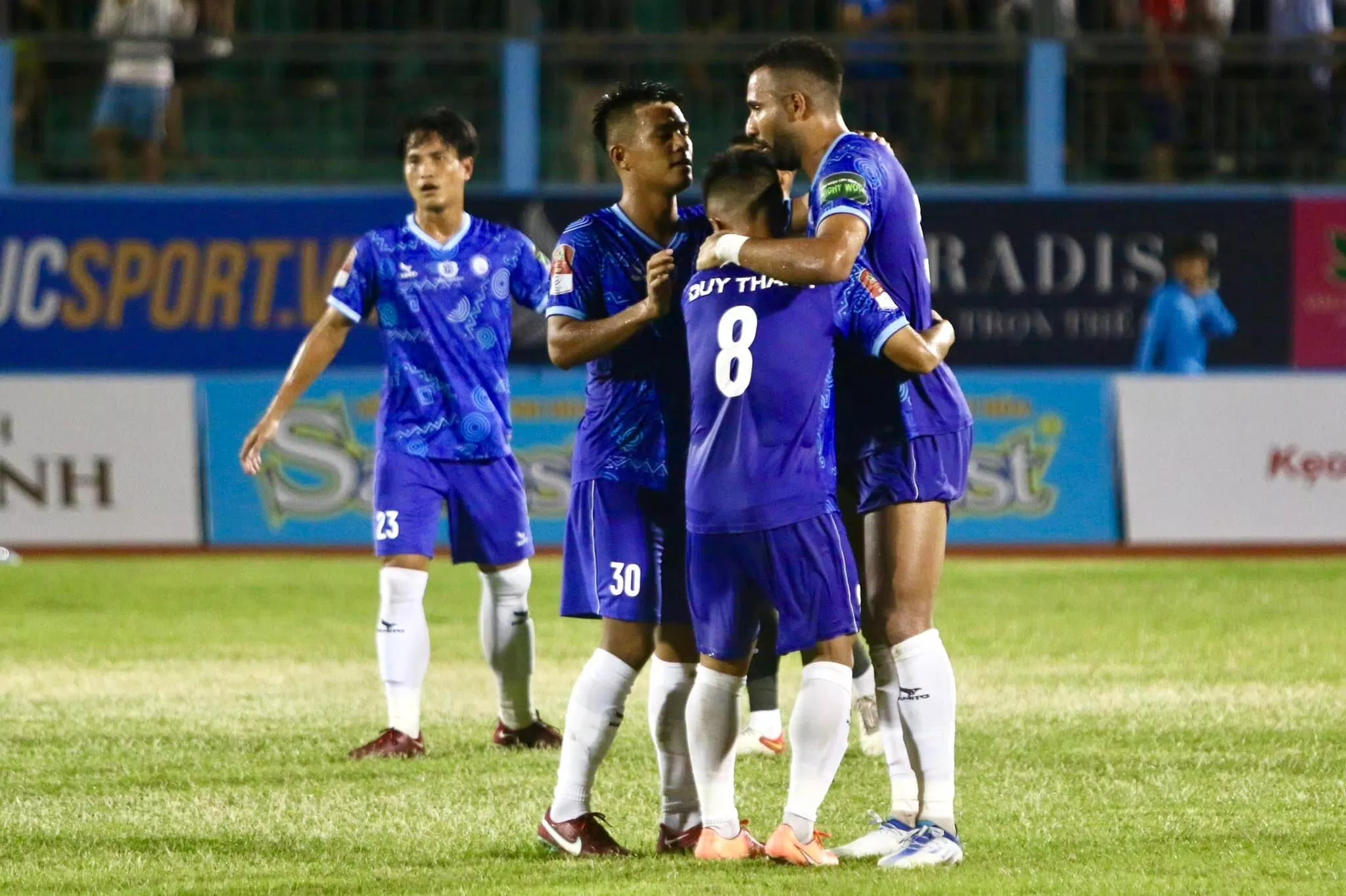 Sau 8 trận đấu, CLB Khánh Hòa giành được 2 trận thắng, 2 trận thua và có 4 trận hòa, xếp thứ 8 trên BXH. Đáng chú ý, họ đã có chuỗi 5 trận liên tiếp bất bại. (Ảnh: Internet) Sau 8 trận đấu, CLB Khánh Hòa giành được 2 trận thắng, 2 trận thua và có 4 trận hòa, xếp thứ 8 trên BXH. Đáng chú ý, họ đã có chuỗi 5 trận liên tiếp bất bại. (Ảnh: Internet)