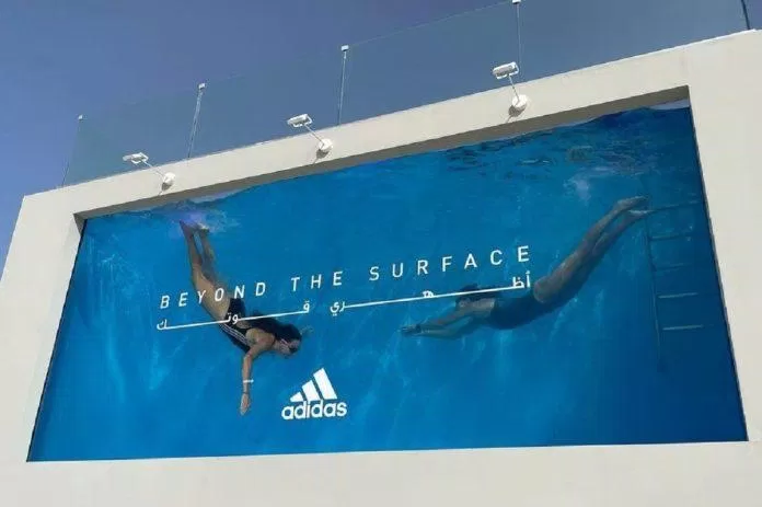 Nhằm gia tăng sự tự tin ở phụ nữ, vào tháng 6/2022, adidas đã bắt tay cùng agency Havas Middle East thực hiện một chiến dịch táo bạo chưa từng có (Ảnh: Internet) Nhằm gia tăng sự tự tin ở phụ nữ, vào tháng 6/2022, adidas đã bắt tay cùng agency Havas Middle East thực hiện một chiến dịch táo bạo chưa từng có (Ảnh: Internet)