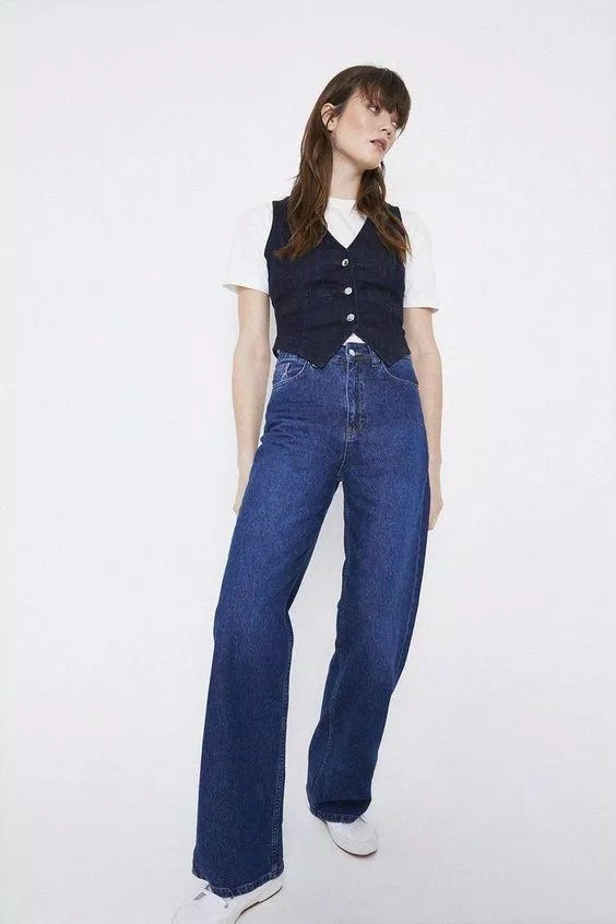 Bạn có thể tô điểm cho outfit basic gồm áo phông và quần jeans với một em gile mỏng sẽ khiến tổng thể rất thú vị. (Nguồn: Internet).