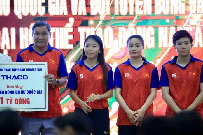 Lễ trao thưởng cho đội tuyển nữ Việt Nam và U22 Việt Nam được tổ chức tại Liên đoàn Bóng đá Việt Nam (Hà Nội) (Ảnh: Internet)