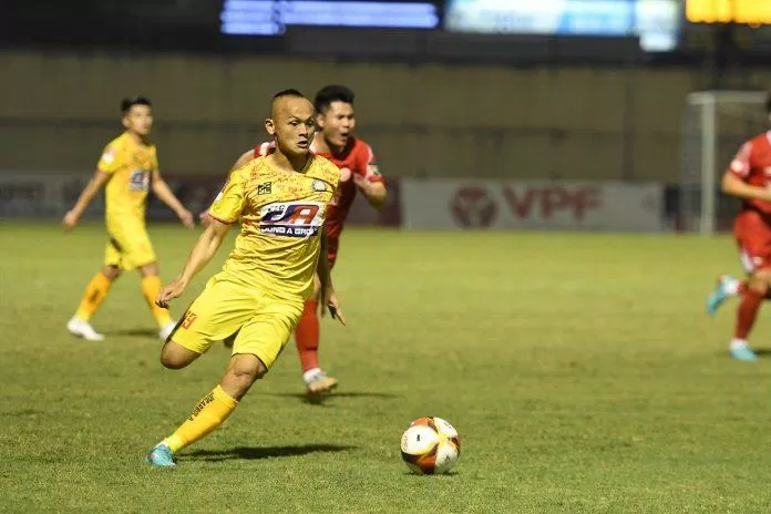 Với màn thi đấu ấn tượng sau khi được vào sân trong trận Thanh Hóa gặp Viettel FC, chắc chắn tiền vệ Lê Quốc Phương đã ghi điểm với HLV Philippe Troussier (Ảnh: Internet) Với màn thi đấu ấn tượng sau khi được vào sân trong trận Thanh Hóa gặp Viettel FC, chắc chắn tiền vệ Lê Quốc Phương đã ghi điểm với HLV Philippe Troussier (Ảnh: Internet)