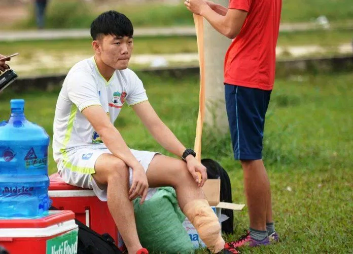 Sau năm 2016 thi đấu với phong độ cao trong màu áo ĐTQG, Xuân Trường đã được Gangwon FC của Hàn Quốc để mắt. Đáng tiếc, anh không thể “chào sân” đội bóng Hàn Quốc trong 3 tuần đầu tiên vì bị chấn thương (Ảnh: Internet)