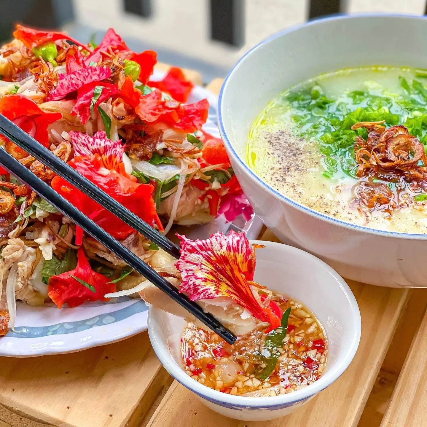 Cách làm món gỏi gà hoa phượng (Ảnh: Internet)