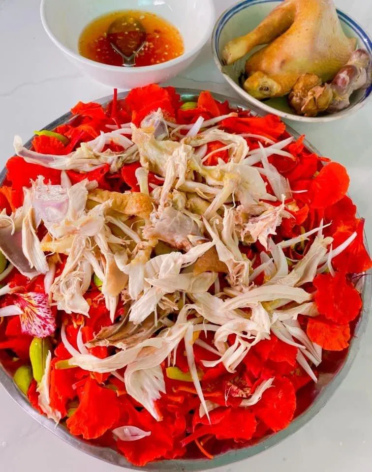 Cách làm món gỏi gà hoa phượng (Ảnh: Internet)