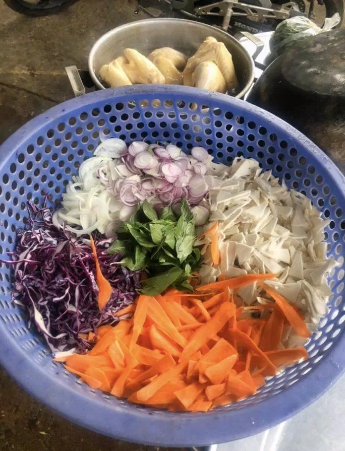 Sơ chế các nguyên liệu cho món gỏi mãng cầu xiêm trộn gà xé. (Ảnh: Internet) Sơ chế các nguyên liệu cho món gỏi mãng cầu xiêm trộn gà xé. (Ảnh: Internet)