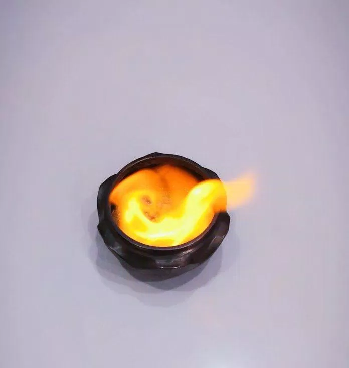 Thanh tẩy năng lượng tiêu cực bằng lửa (Ảnh: Internet)