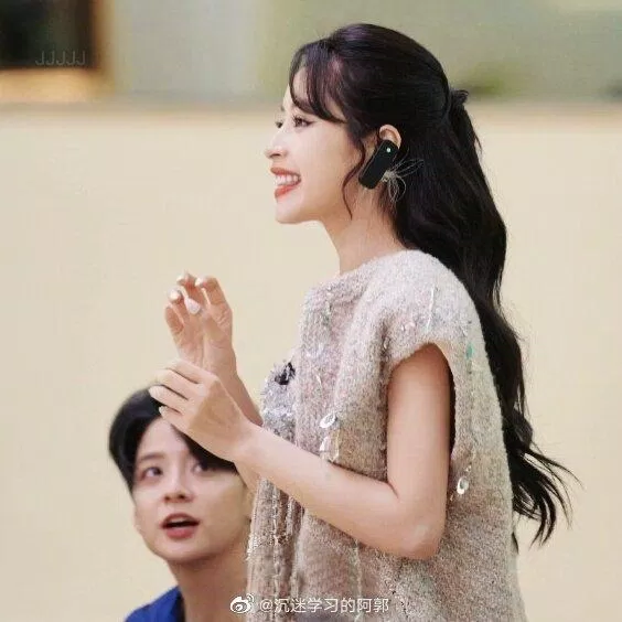 Chi Pu vừa lên show Tỷ Tỷ Đạp Gió Rẽ Sóng 4 đã được "đẩy thuyền" nhiệt tình với Amber. (Ảnh: Internet) Chi Pu vừa lên show Tỷ Tỷ Đạp Gió Rẽ Sóng 4 đã được "đẩy thuyền" nhiệt tình với Amber. (Ảnh: Internet)