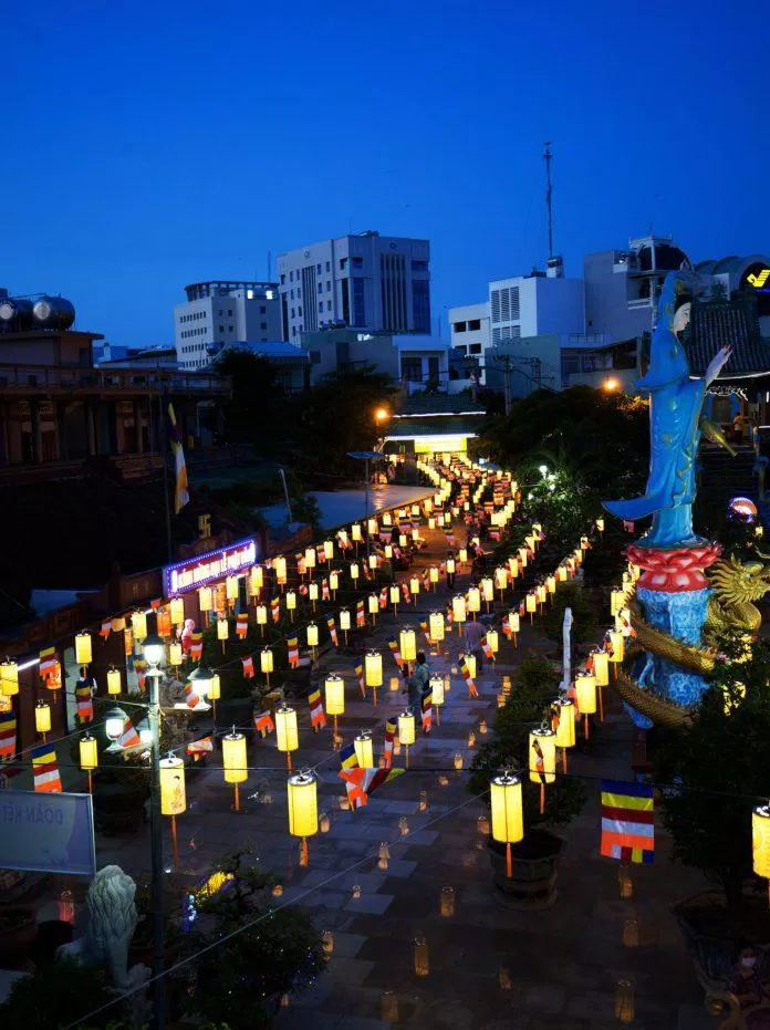 Chùa Hiển Nam cùng với những ngọn đèn lồng (Ảnh: Internet)