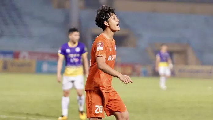 Lương Duy Cương là cầu thủ trẻ hiếm hoi có chỗ đứng trong CLB, trận đấu với CLB Hà Nội vừa qua hậu vệ này cũng thi đấu trọn vẹn cả trận. (Ảnh: Internet)
