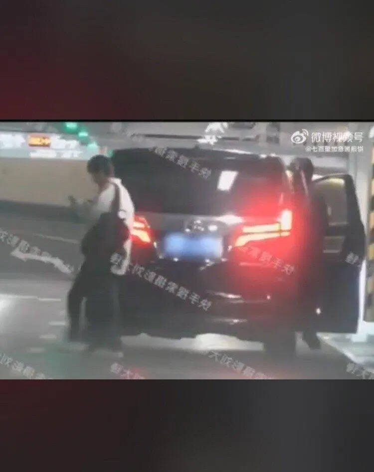 Hộ tống Vương Sở Nhiên và Dương Dương là trợ lý của anh (Nguồn: Internet) Hộ tống Vương Sở Nhiên và Dương Dương là trợ lý của anh (Nguồn: Internet)