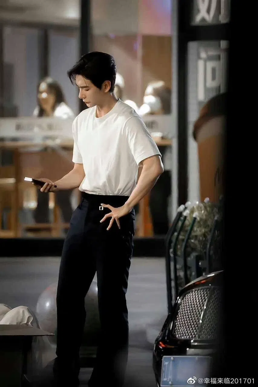 Dù trong trang phục nào Trần Tinh Húc cũng toát lên được vibe tổng tài (nguồn: internet)