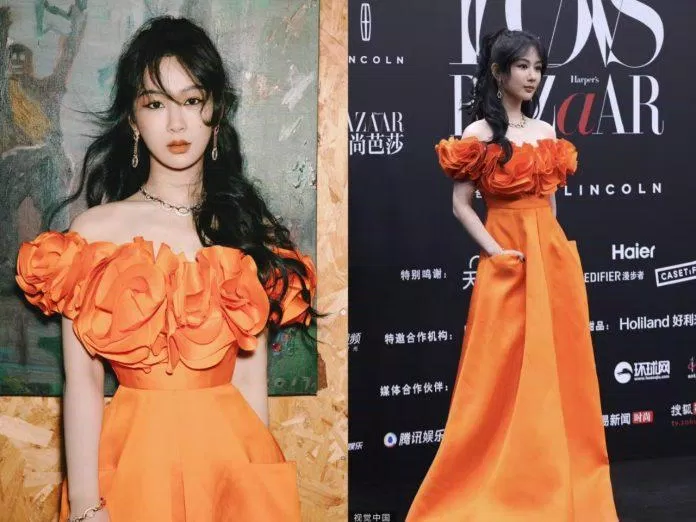 Nhan sắc đã có phần lên hương nhưng Dương Tử vẫn bị dìm bởi trang phục chưa thực sự phù hợp (Ảnh: Weibo) Nhan sắc đã có phần lên hương nhưng Dương Tử vẫn bị dìm bởi trang phục chưa thực sự phù hợp (Ảnh: Weibo)